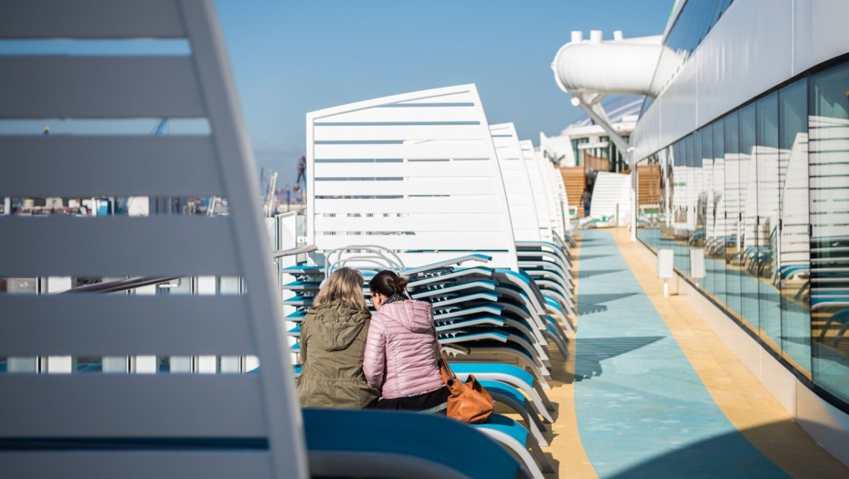 Frauen an Deck der Aida