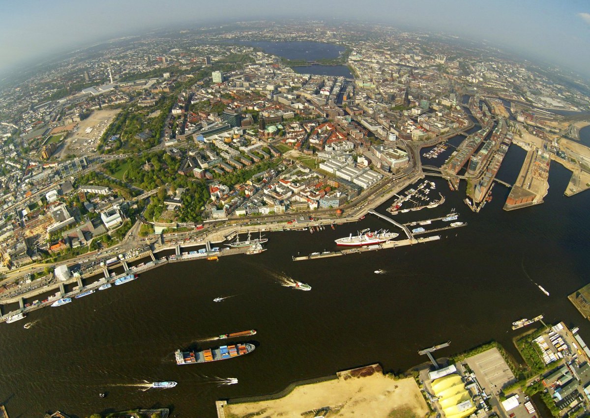 Hamburg Luftaufnahmen Elbphilharmonie.jpg