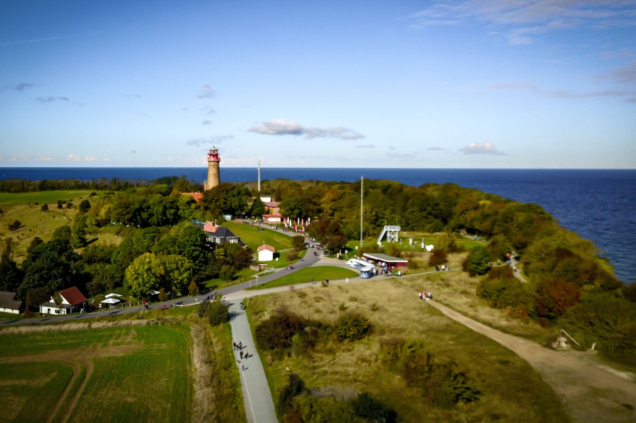 Auf der Ostseeinsel Rügen schlummern einige versteckte Orte, die selbst von Kennern teilweise noch unentdeckt sind. So auch der „Hexenwald“ in Lietzow.