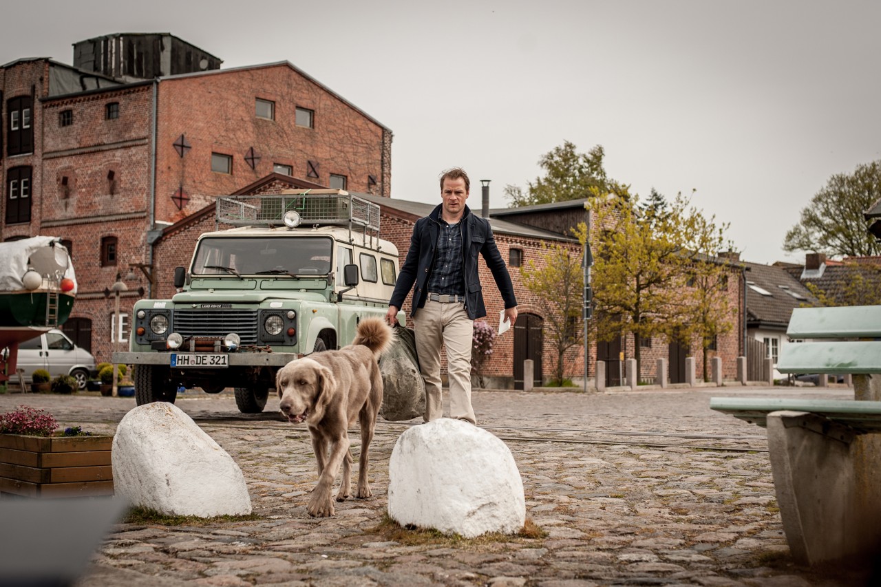 „Nord bei Nordwest“-Tierarzt Jacobs (Hinnerk Schönemann) und Hund Holly kommen in Schwanitz (Fiktiver Ort auf Fehmarn) an.