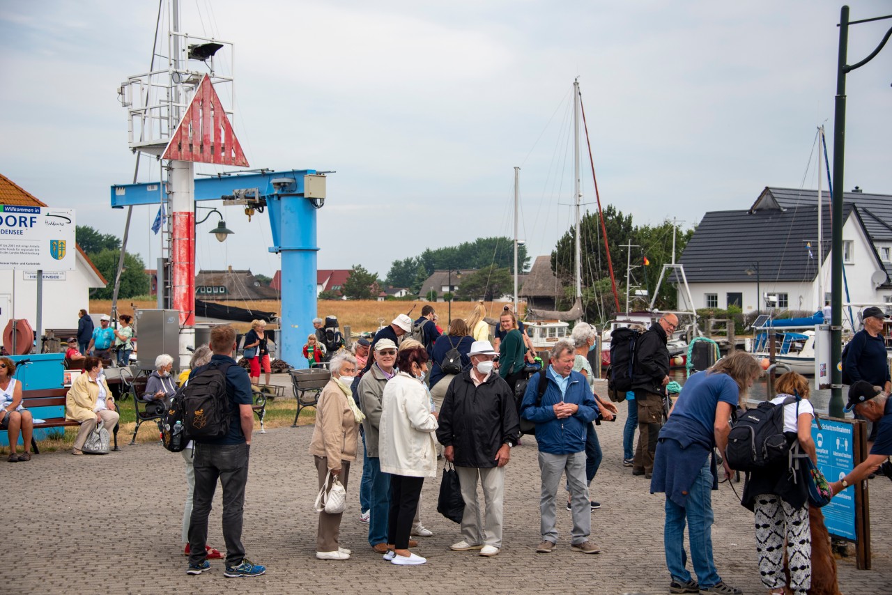 Menschen stehen im Hafen von Neuendorf auf der kleinen Ostsee-Insel Hiddensee (Archivfoto).