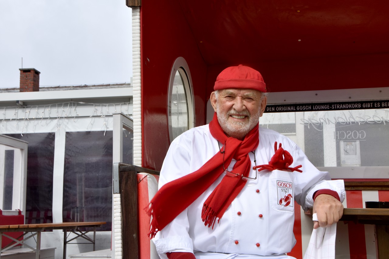 Jürgen Gosch, Inhaber der nach ihm benannten Handels- und Restaurantkette Gosch, sitzt vor seinem Restaurant am Lister Hafen auf Sylt.