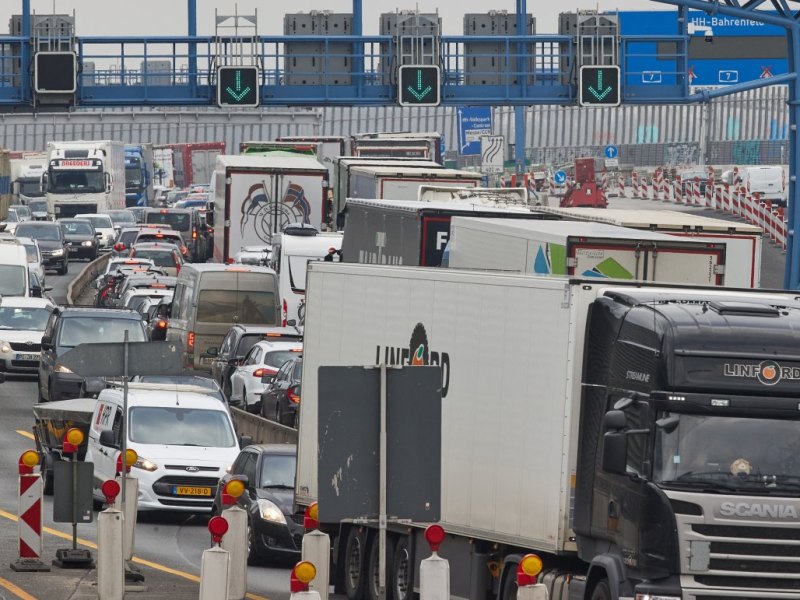 A7 in Hamburg Lkw Schnelsen Stau Schlachtabfälle Polizei Quickborn