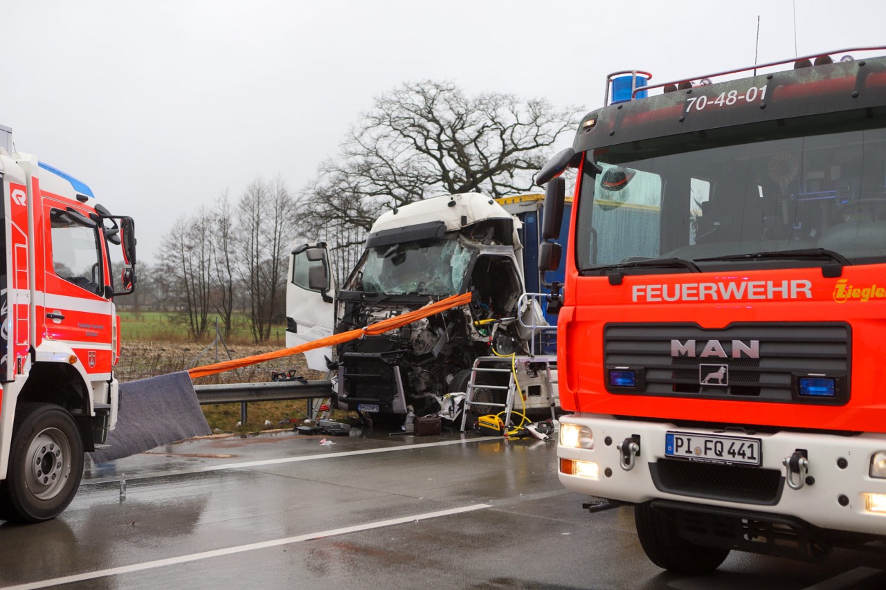 Einer der zerstörten Lkw auf der A7 zwischen Hamburg und Quickborn in Schleswig-Holstein.