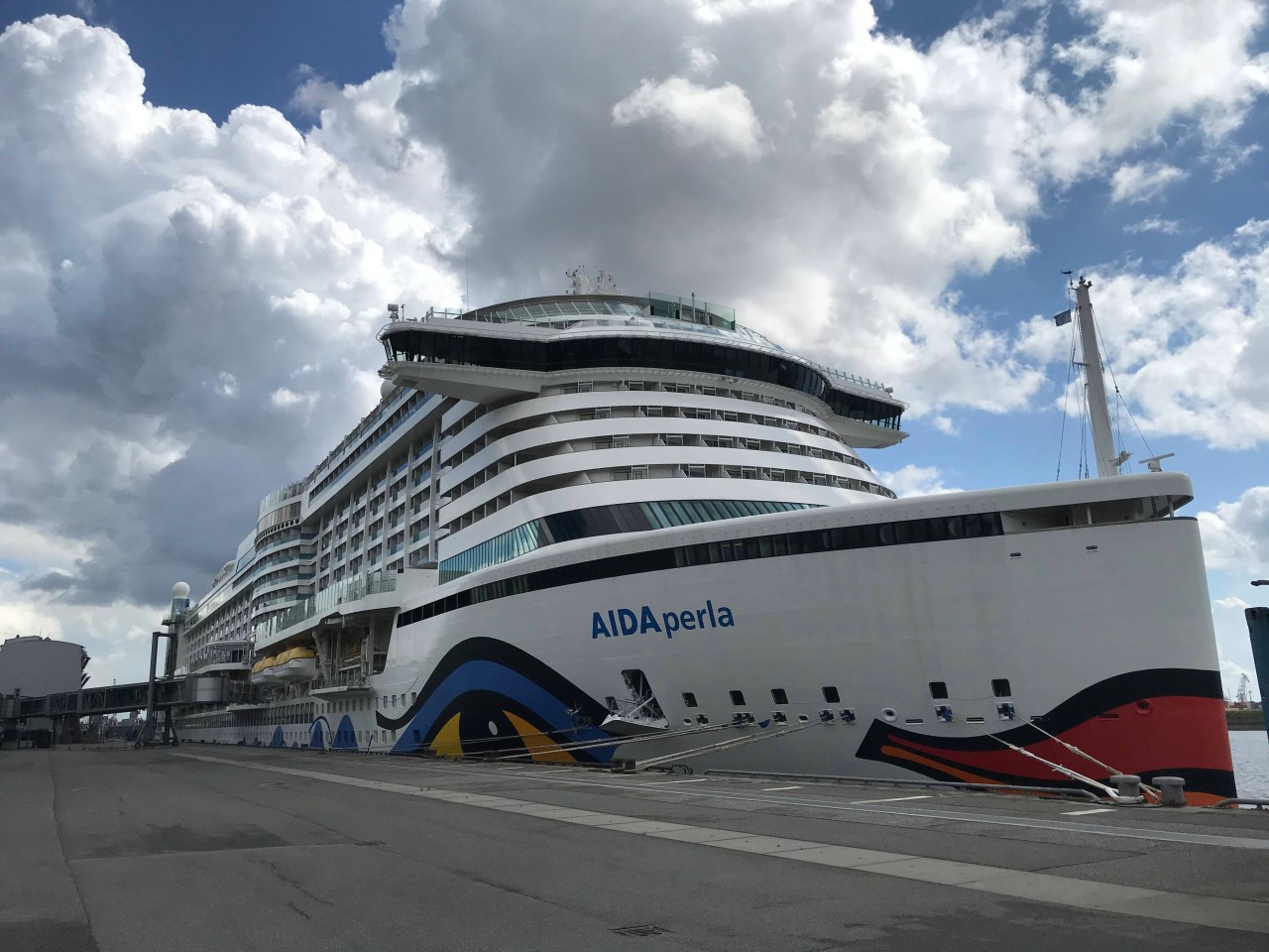 Die „Aida Perla“ im Hamburger Hafen. 