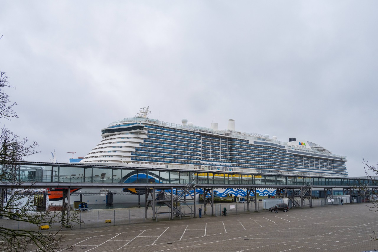 Die „Aida Cosma“ am Ostseekai in Kiel. 