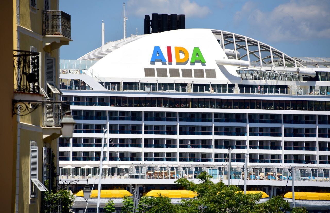 Die „Aida Perla“ vor Frankreich. Momentan haben die Crews einiger Schiffe der Flotte nicht immer was zu Lachen. (Archivbild)