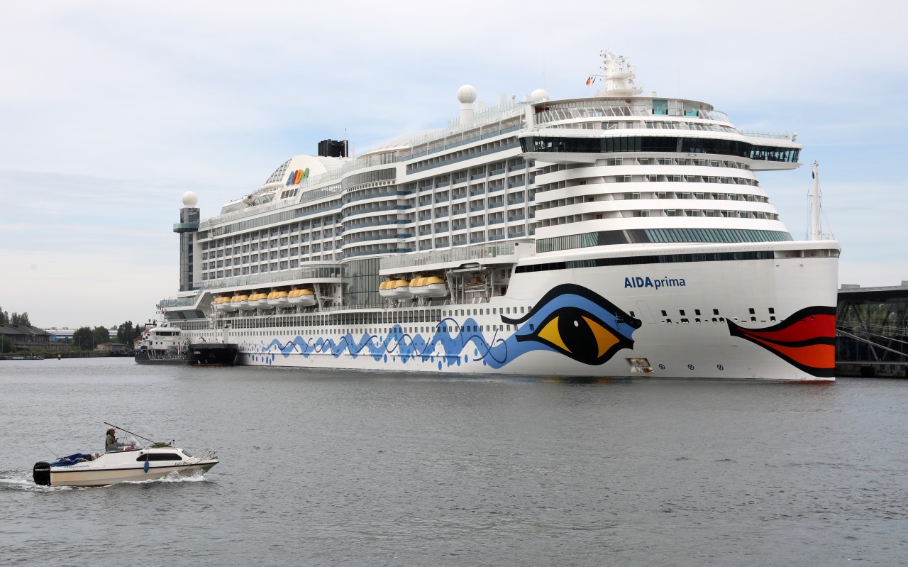 Weitere Schwierigkeiten für die „Aida Prima“. Noch lange steckte sie im Hamburger Hafen fest, nachdem sie diesen vorher nicht erreichen konnte.