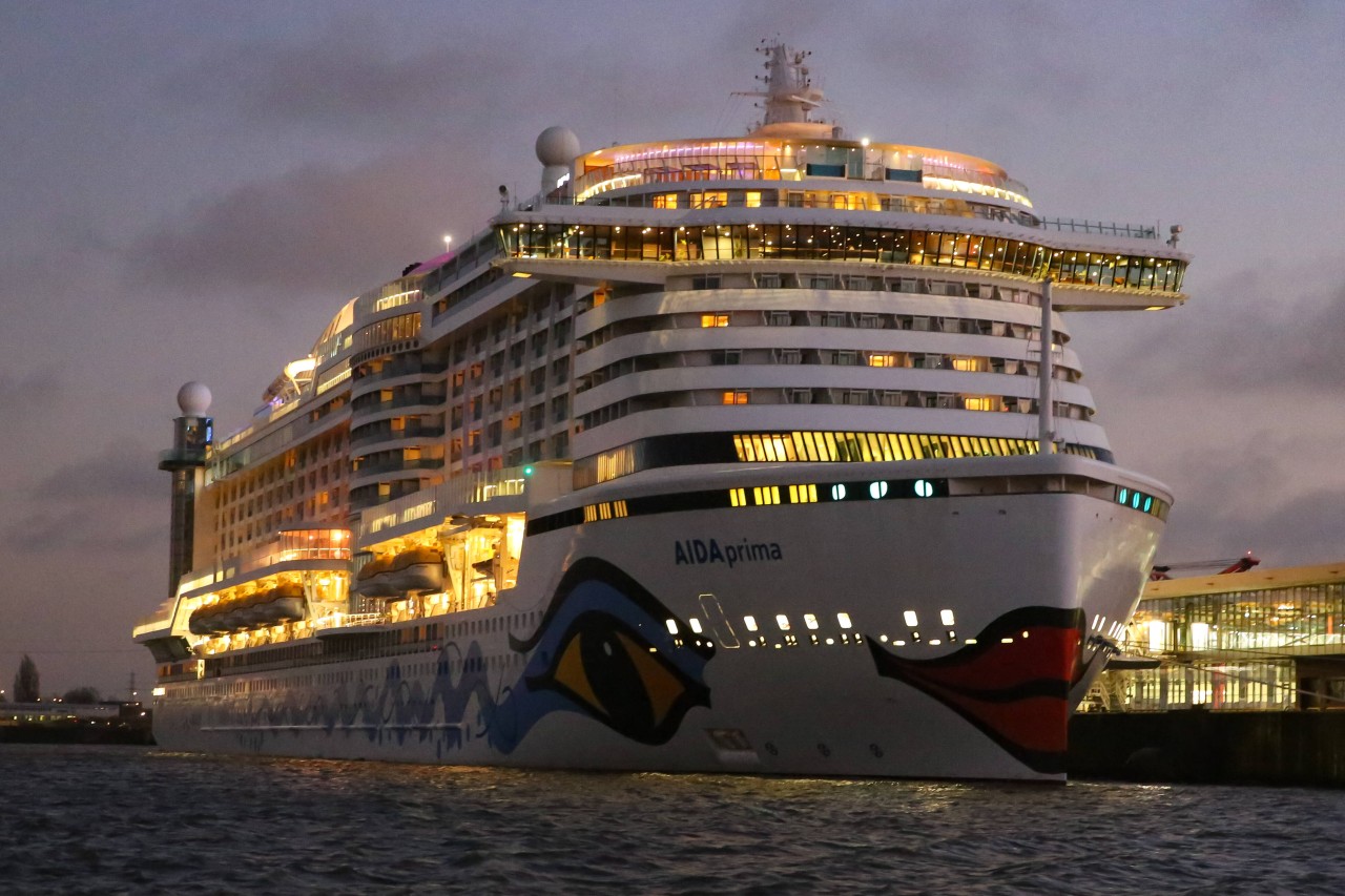 Die „Aida Prima“ im Hafen in Hamburg. 