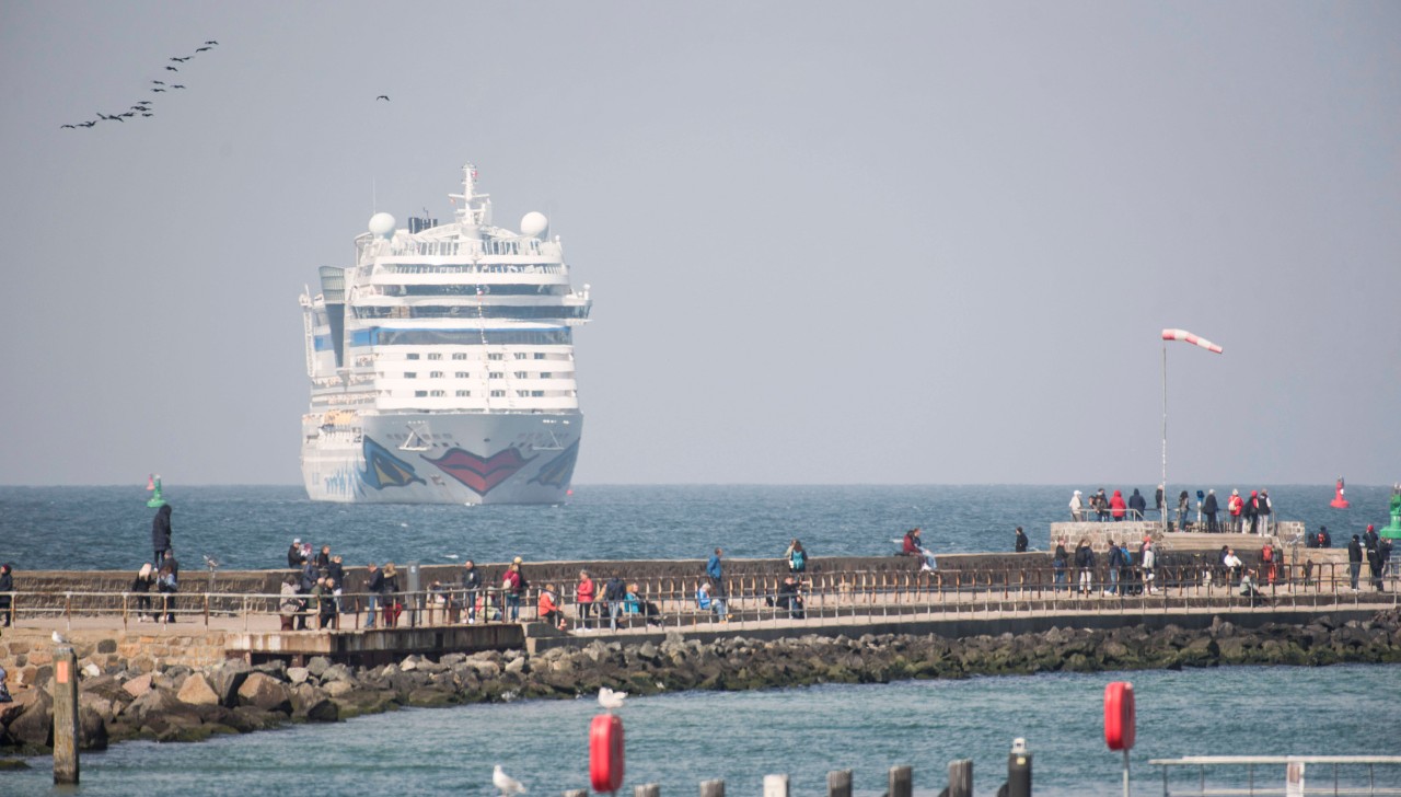 Die „Adia Sol“ bei der Ankunft in Rostock-Warnemünde.