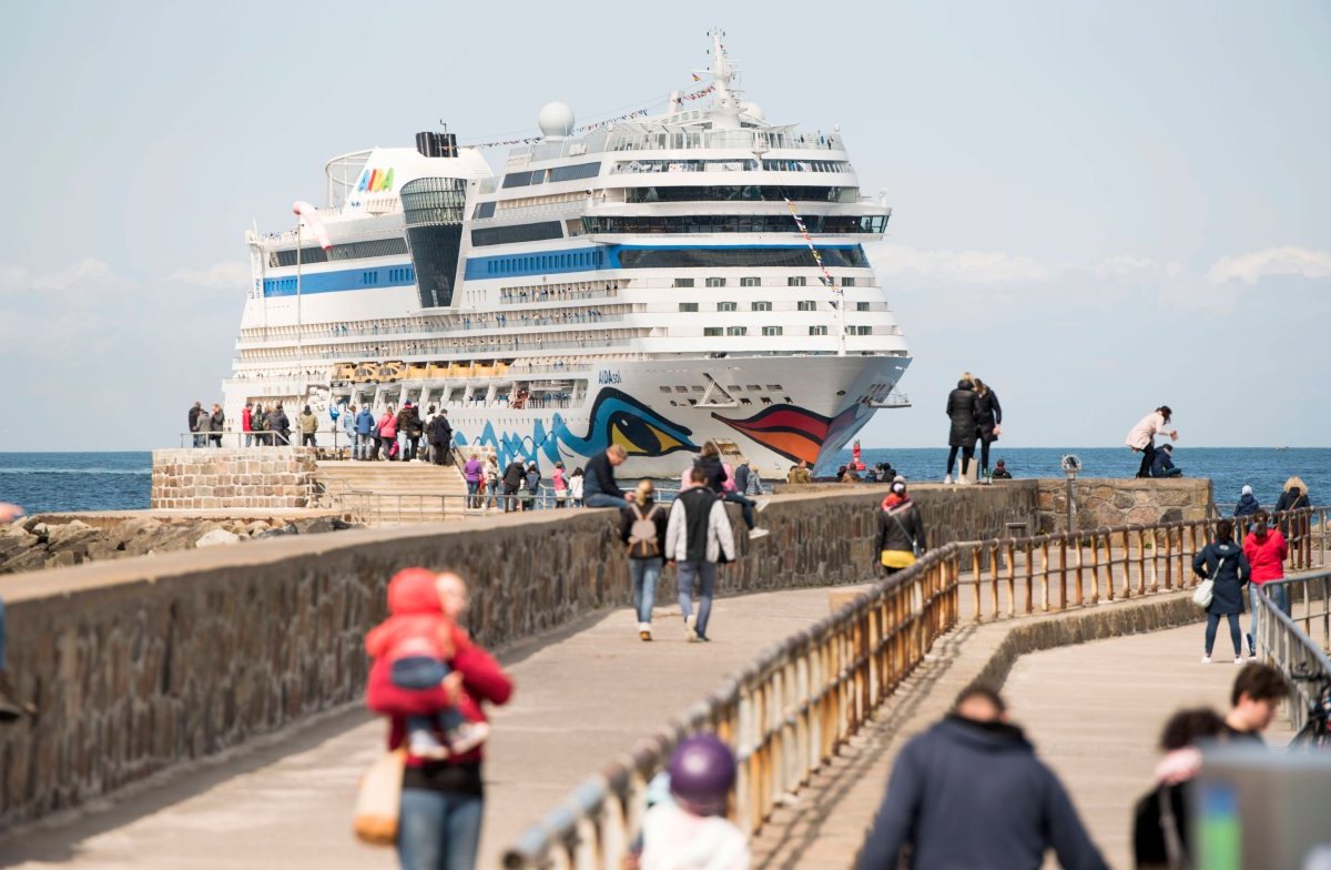 Aida Sol Warnemünde Auslaufen.jpg