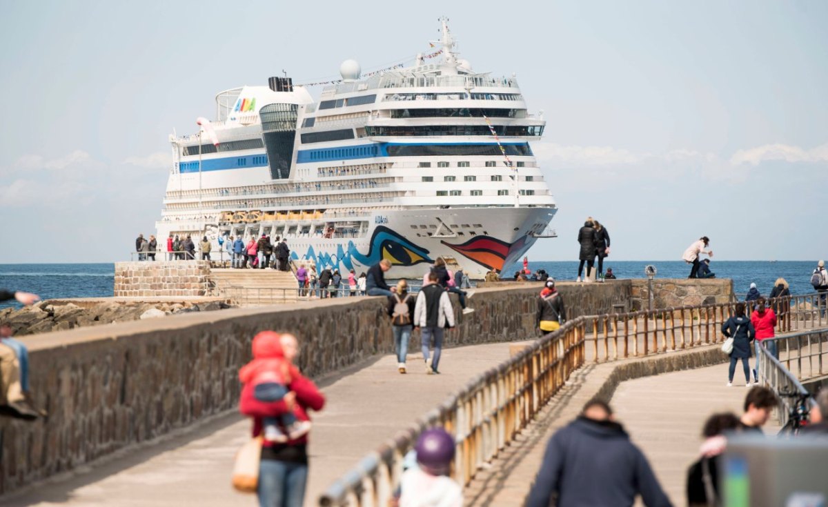 Aida Sol Warnemünde Auslaufen.jpg