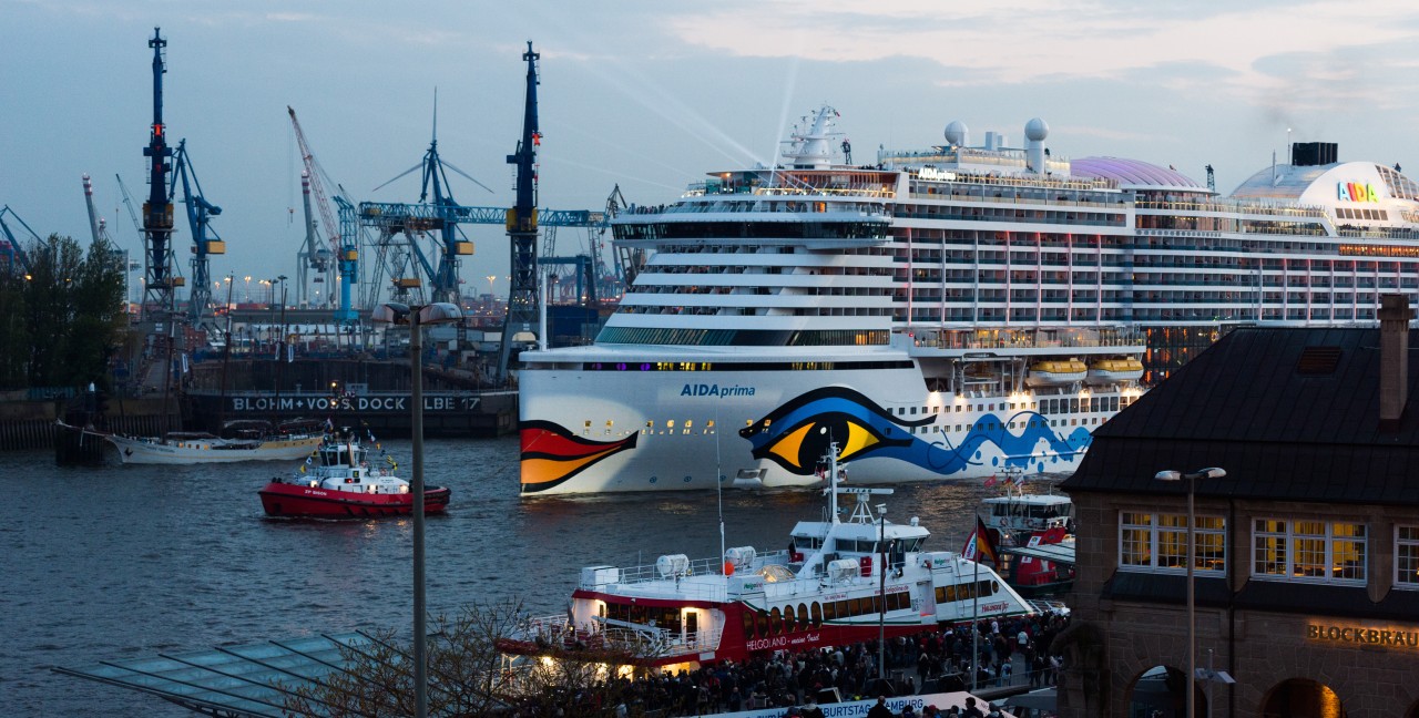 Eigentlich sollte die „Aidaprima“ schon in Hamburg sein – doch die Elbe ist gesperrt. (Archivbild)