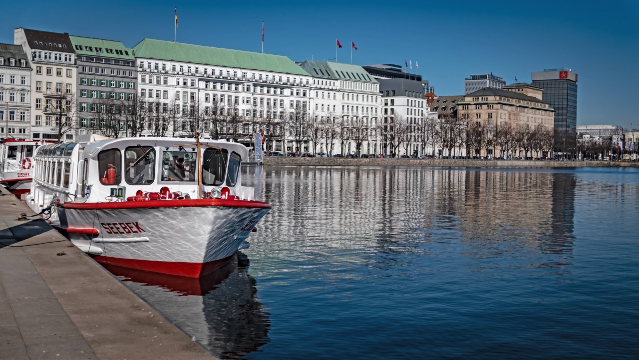 Das Hotel steht an der Binnenalster in Hamburg