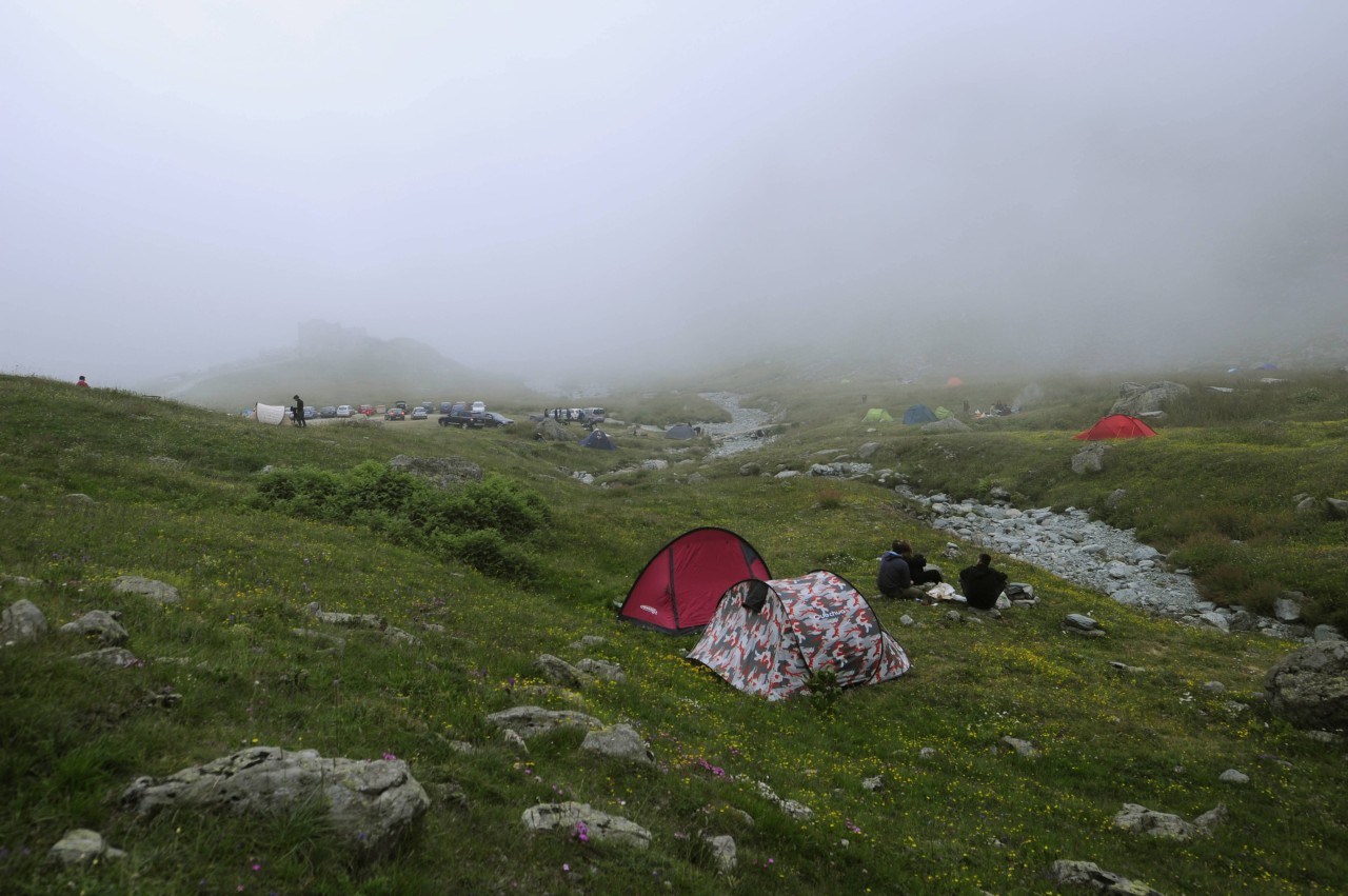Das Zelt in der freien Natur aufschlagen – für viele ein absoluter Traum. Doch gestattet ist das nicht überall.