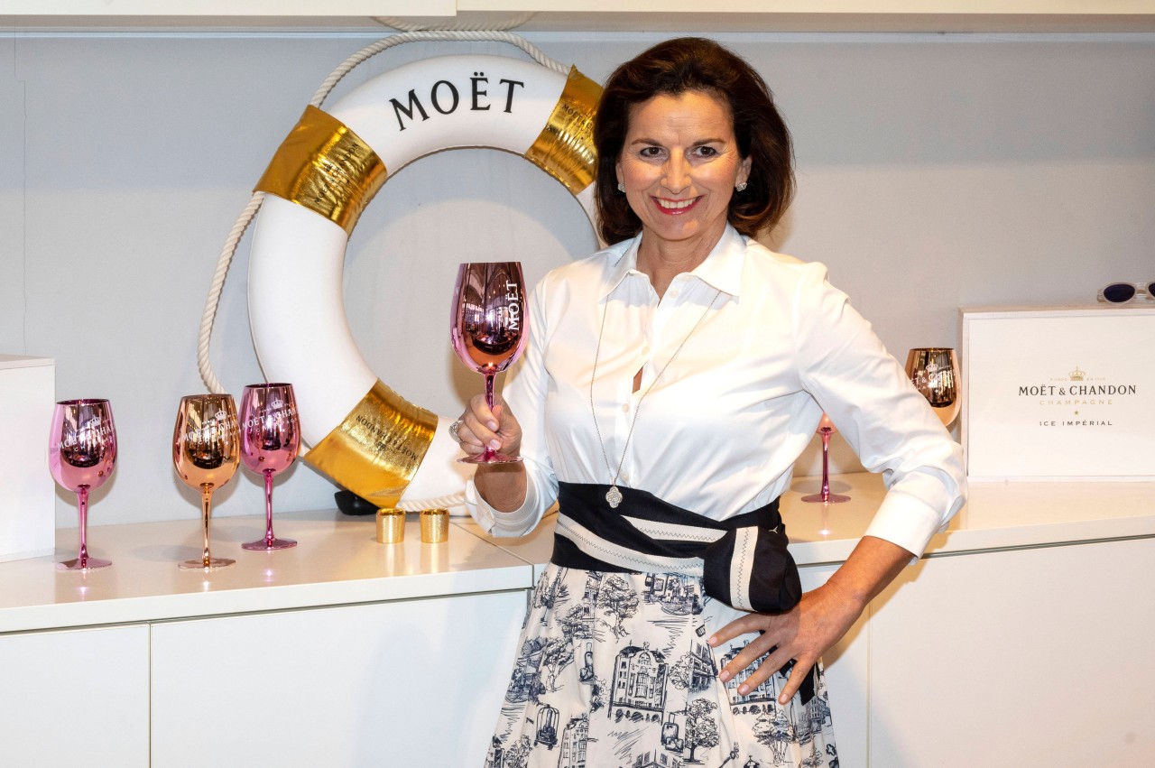 Claudia Obert mit einem Glas Champagner in der Hand – so kennt man sie. 