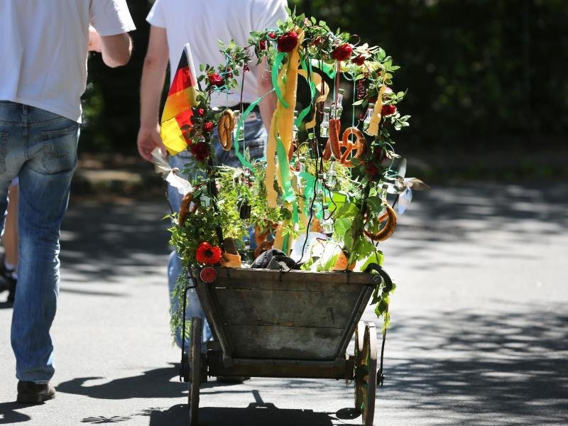 Ein Mann zieht zum Vatertag in Remscheid einen Bollerwagen über einen Waldweg.