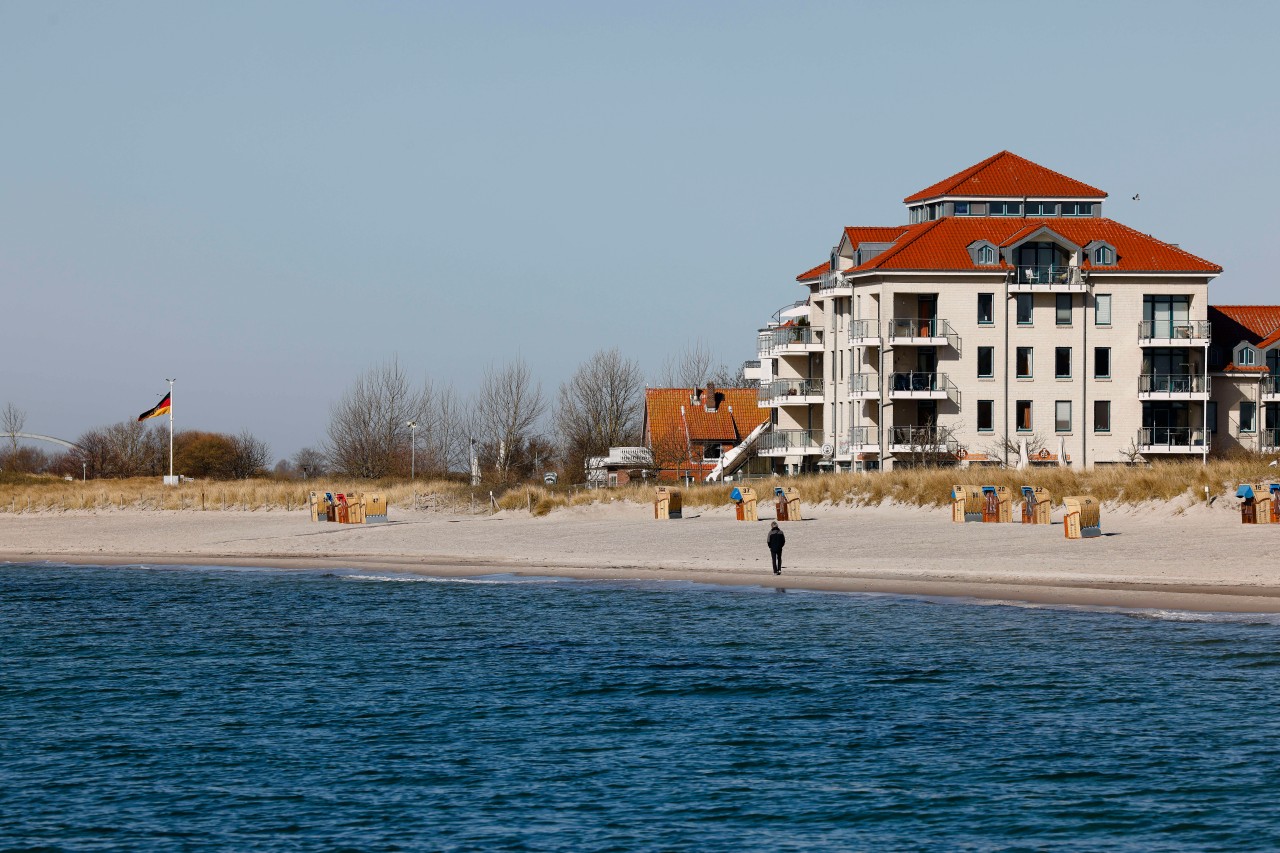 Ein Mann geht am Südstrand auf der Insel Fehmarn spazieren.