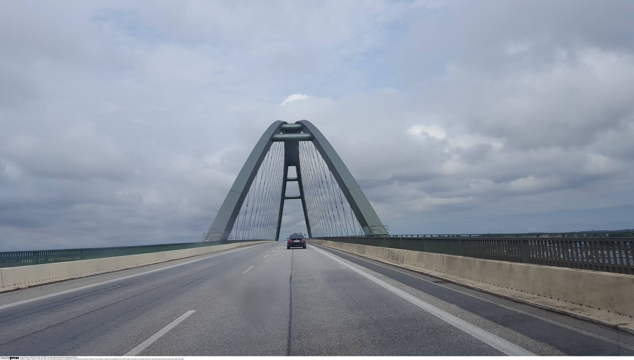 Die Fehmarnsundbrücke, die Fehmarn mit dem Festland verbindet, ist 963 Meter lang