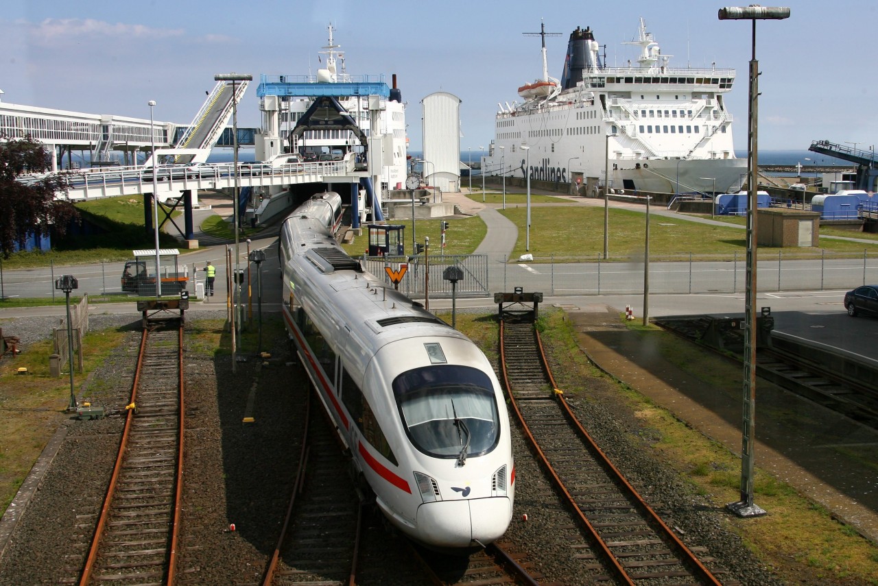 Fehmarn: Ein ICE fährt aus einer Fähre in den Bahnhof Puttgarden. Mittlerweile ist der Fernverkehr stillgelegt, nur noch ein kleiner Regionalzug endet hier auf Fehmarn kurz vor Dänemark.