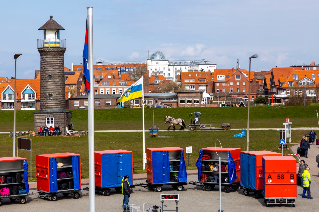 Alter Leuchtturm am Hafen von Juist.