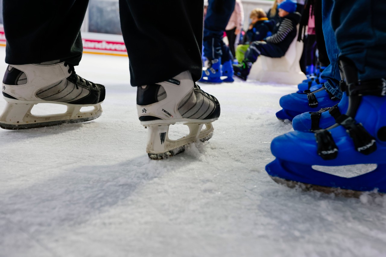 Am Dienstag durften die Menschen in Flensburg das letzte Mal über die Eisbahn laufen.