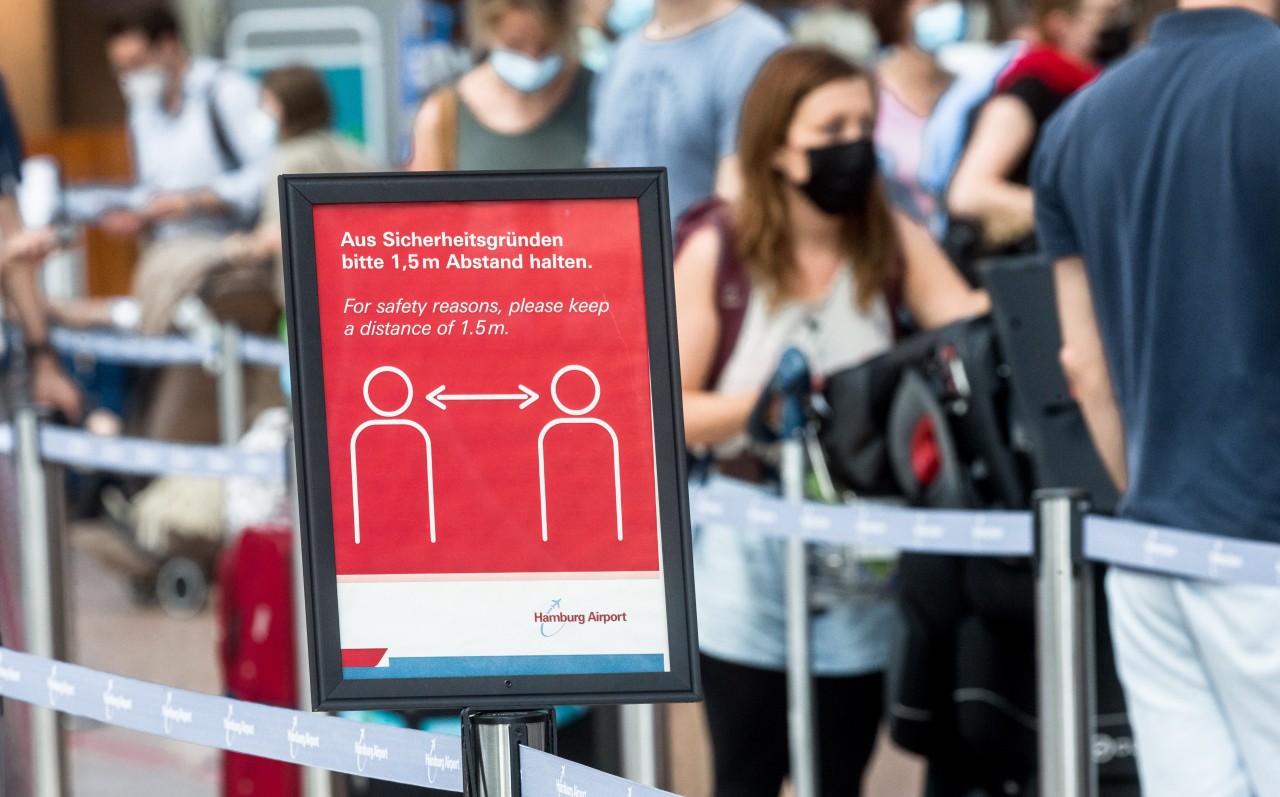 Corona-Sicherheitshinweis am Flughafen Hamburg