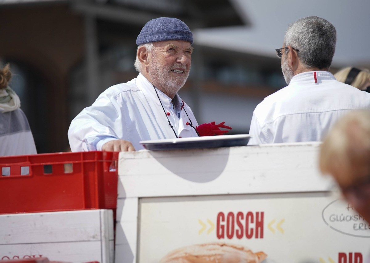 Jürgen Gosch erfolgreicher Inhaber, Unternehmer, Fischhänder und Visionär der gleichnamigen Marke Gosch an seinem Standort auf Sylt List in Kochjacke mit Firmenlogo., Gosch auf Sylt: „Sansibar“-Inhaber Herbert Seckler und seine Frau haben Angst. Dennoch laufe der Betrieb erst einmal normal weiter. (Symbolbild)