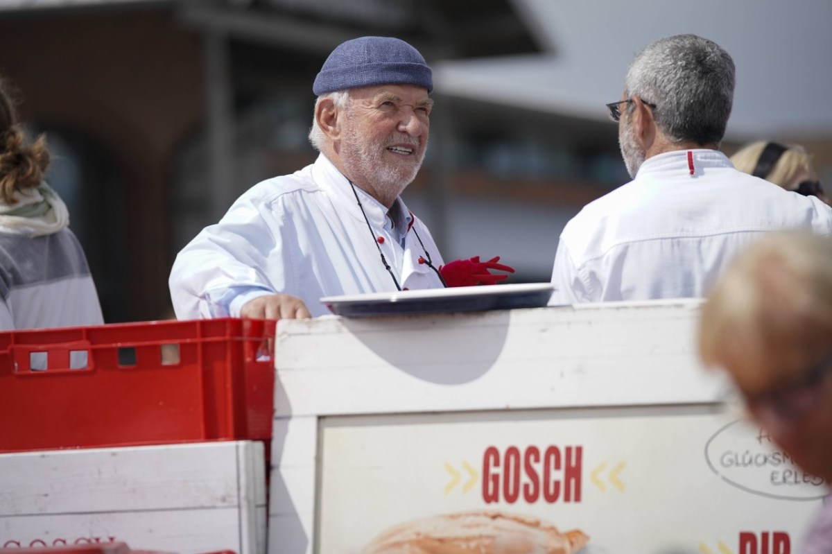 Jürgen Gosch erfolgreicher Inhaber, Unternehmer, Fischhänder und Visionär der gleichnamigen Marke Gosch an seinem Standort auf Sylt List in Kochjacke mit Firmenlogo., Gosch auf Sylt: „Sansibar“-Inhaber Herbert Seckler und seine Frau haben Angst. Dennoch laufe der Betrieb erst einmal normal weiter. (Symbolbild)