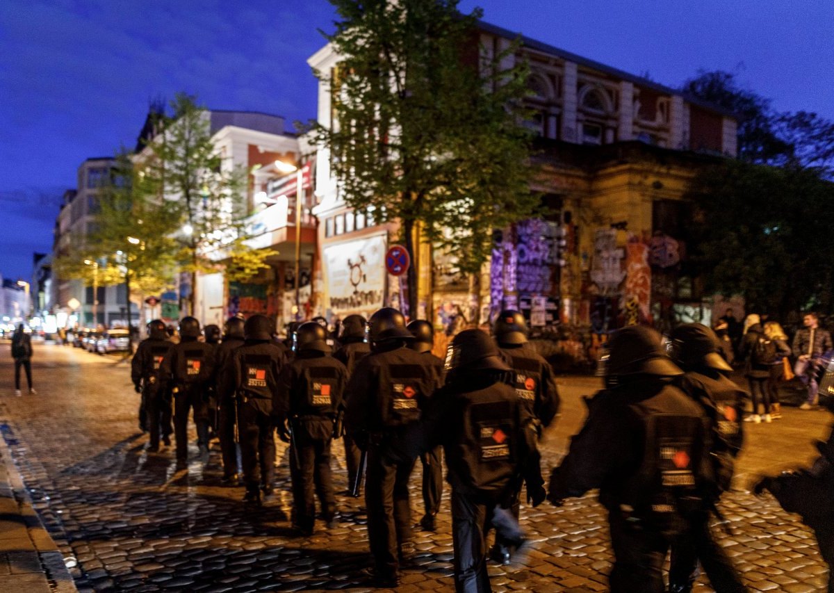 Hamburg 1.Mai Demonstration Sternschanze Schulterblatt Reeperbahn Jungfernstieg Coronavirus