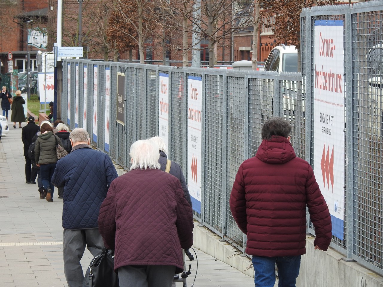 12. März: Warteschlange vor dem Impfzentrum