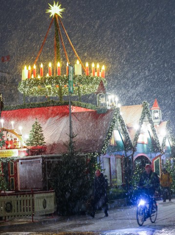 Der Schneefall schmückt den Weihnachtsmarkt am Rathaus in Hamburg. 