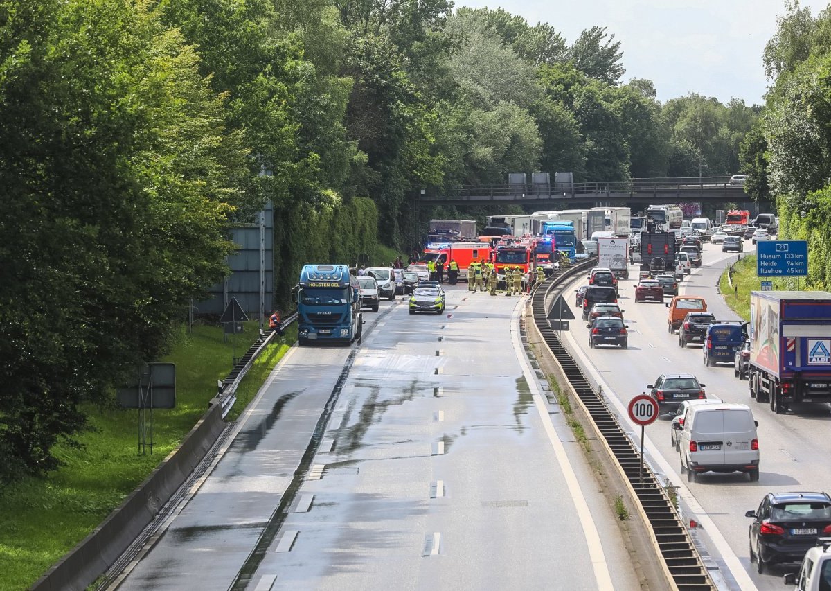 Hamburg A23 Unfall Halstenbek Krupunder Eidelstedt.jpg