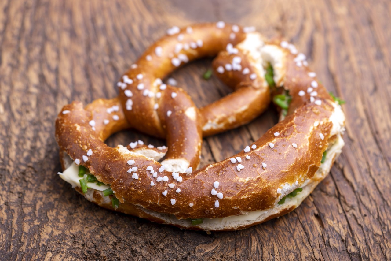 Eine bayrische Brezel wird häufig mit Butter bestrichen (Symbolbild). 