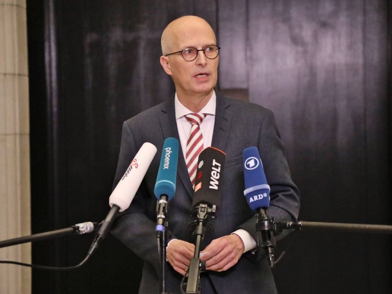Hamburg_Bürgermeister äußert Meinung.jpg