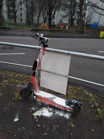 Der E-Scooter ist mit weißer Substanz beschmiert worden.