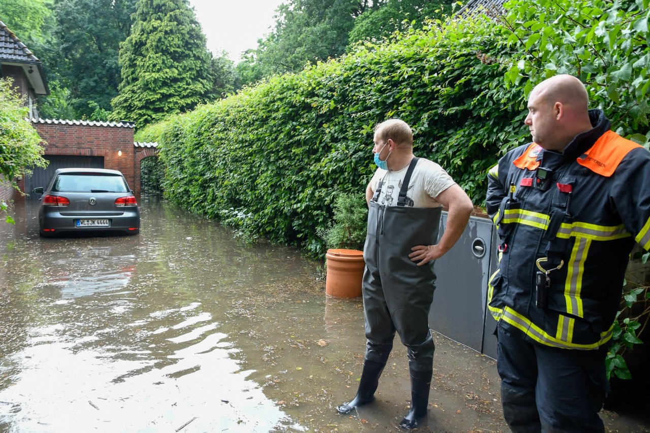 Nicht nur die Auffahrt von Julia Meier in Hamburg-Eidelstedt lief voll Wasser. 