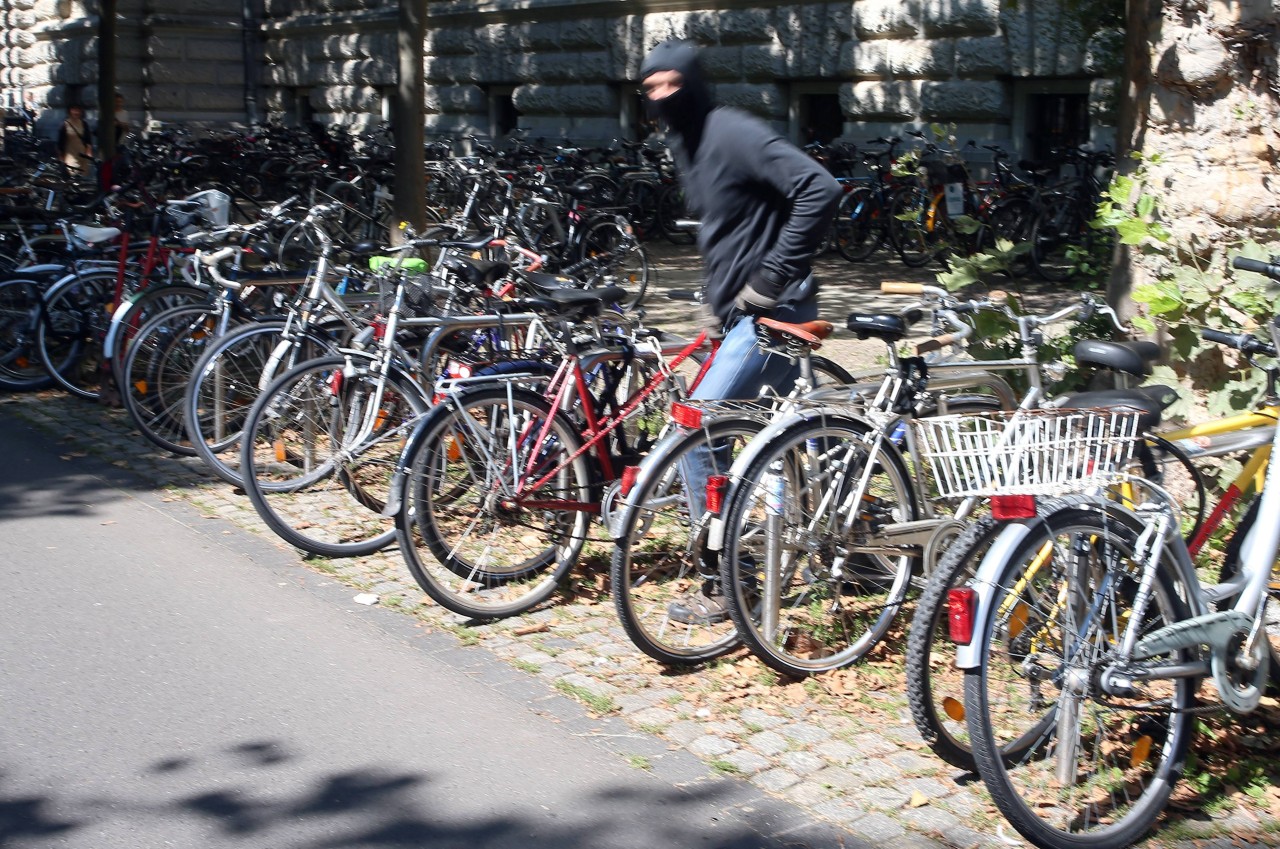 Oft seien Fahrraddiebe erkennbar, wenn Zeugen genau hinschauen würden, so die Polizei (Symbolbild)