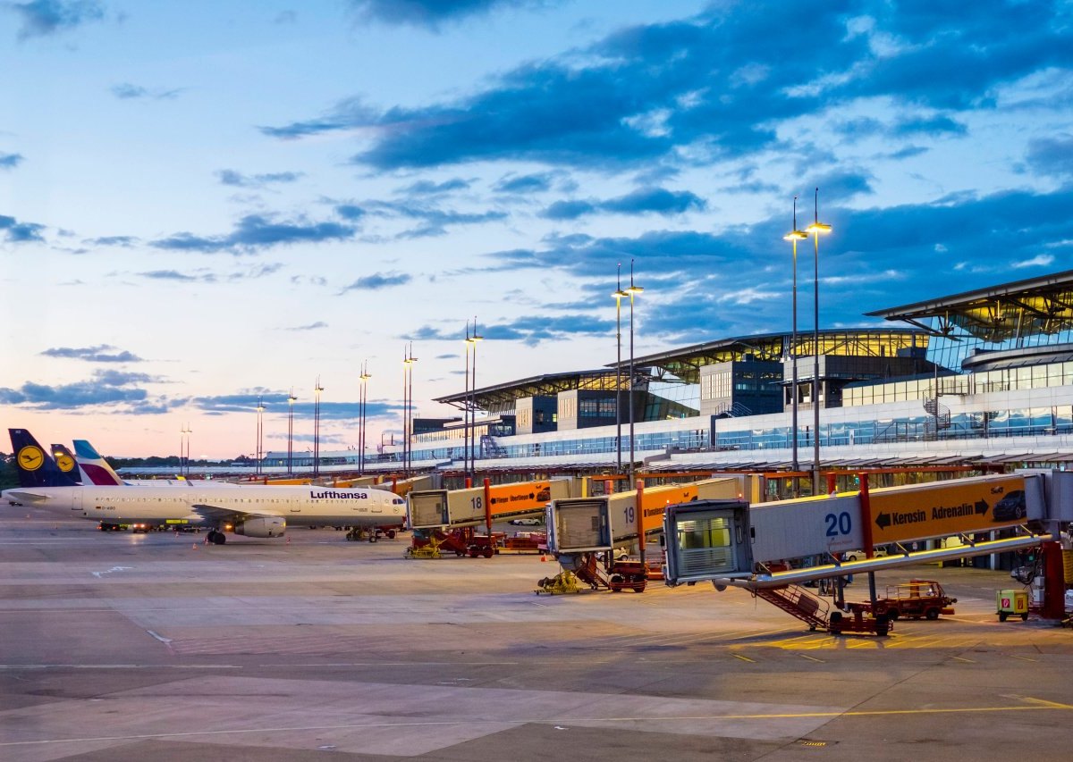 Hamburg Flughafen Airport Skytrax Award.jpg