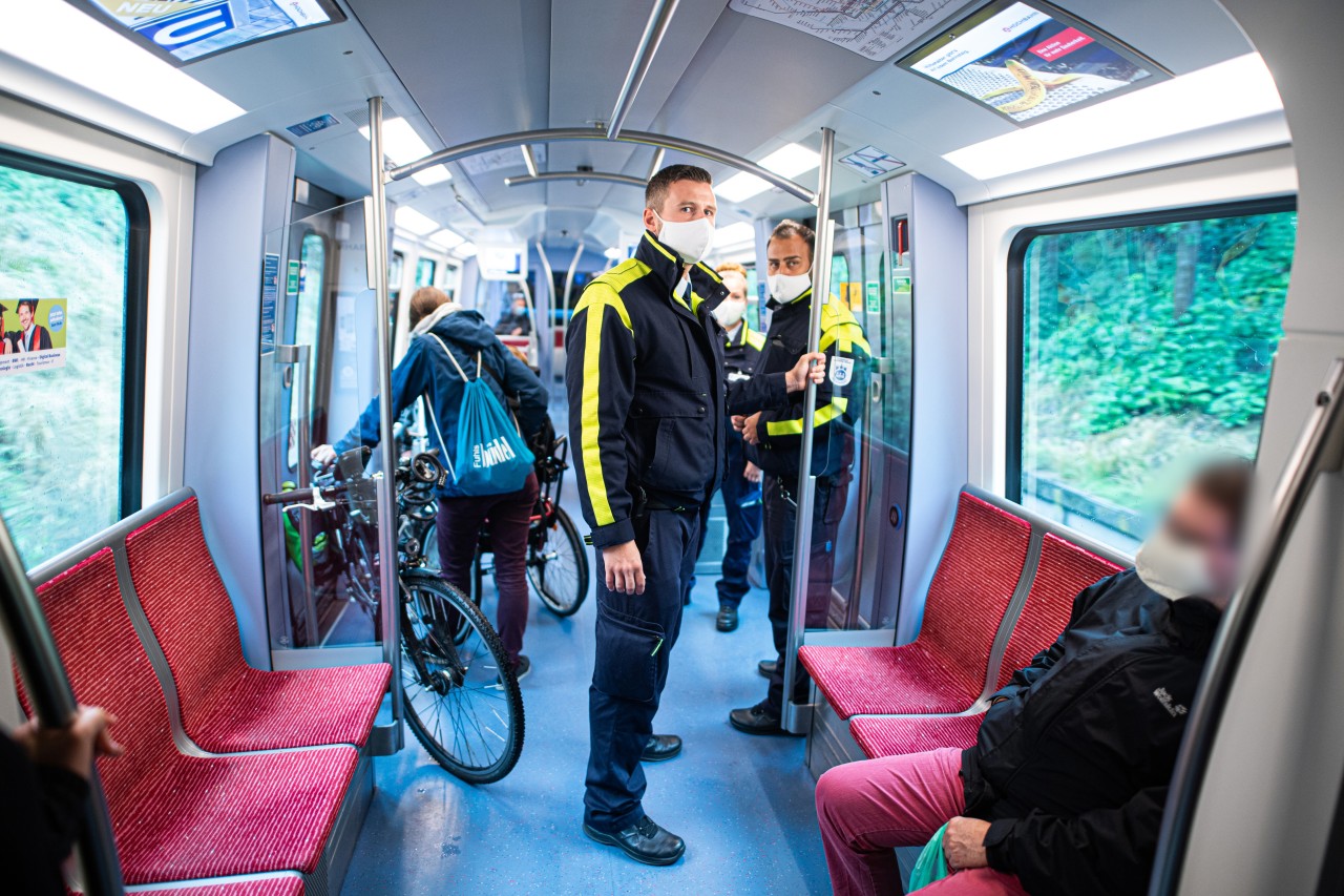 Mitarbeiter der Hamburger Hochbahn-Wache kontrollieren die Einhaltung der Maskenpflicht in einer U-Bahn.