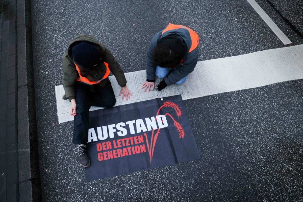 Hamburg Hafen A7 Aufstand der letzten generation protest Verkehr stau.jpg.jpg