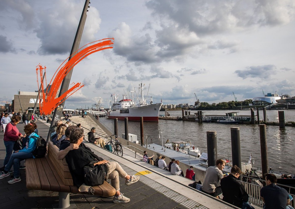 Hamburg_Hafencity_Landungsbrücken.jpg