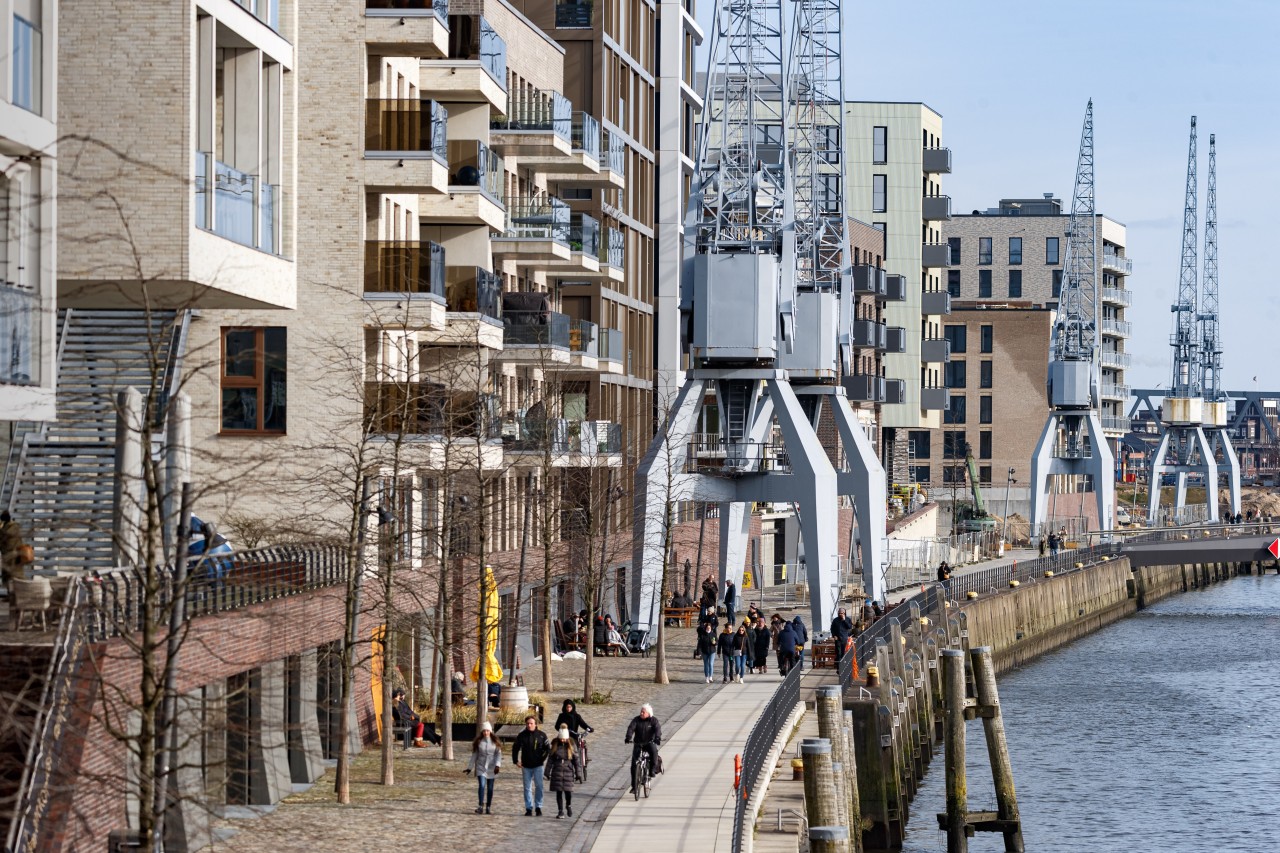 Die Hamburger Hafencity: Edel-Wohnquartiert mit Blick auf's Wasser. Doch Einkaufen wollen die Anwohner natürlich auch.