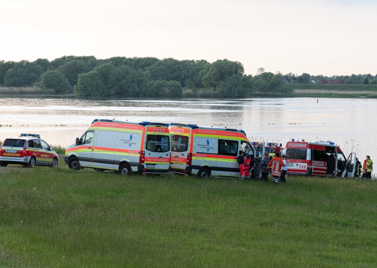 Hamburg Harburg Elbe Damm Überflutung Ebbe Flut Feuerwehr