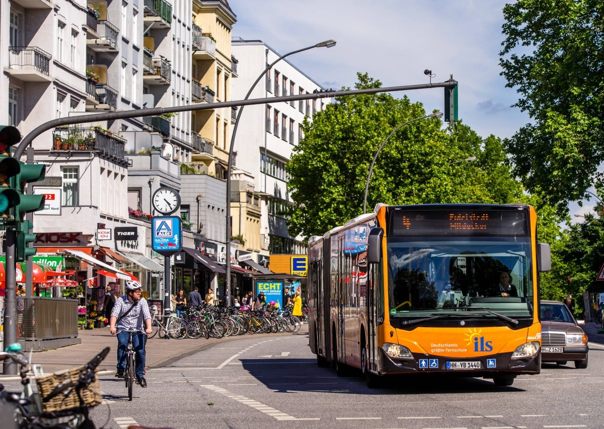 Ein Linienbus in Hamburg., Die Polizei Hamburg hat einen Tatverdächtigen festgenommen.