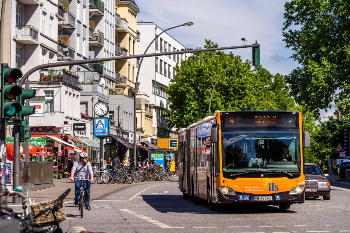 Ein Linienbus in Hamburg., Die Polizei Hamburg hat einen Tatverdächtigen festgenommen.