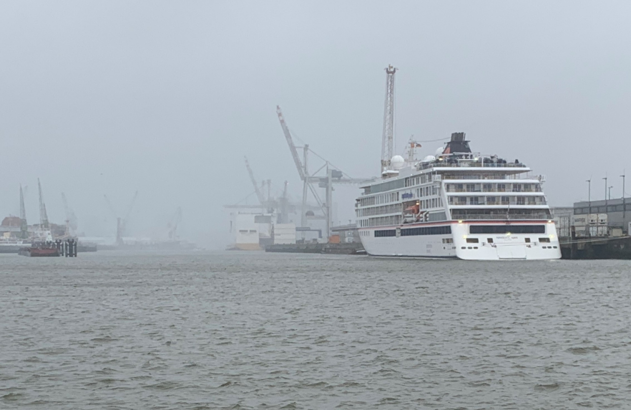 Vor trister Kulisse liegt die „Hanseatic Spirit“, abgetrennt von der Außenwelt.