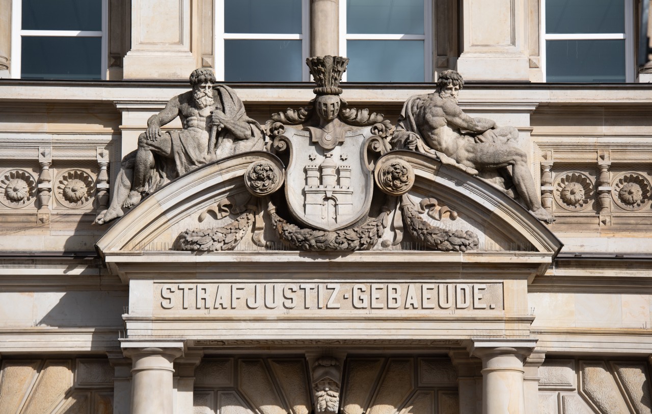 Die Angeklagte muss sich vor dem Landgericht Hamburg verantworten.