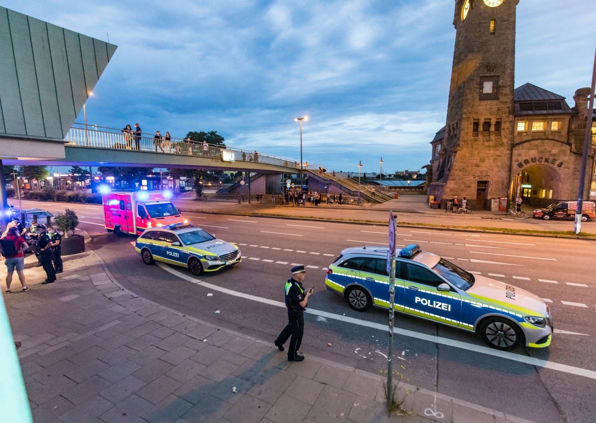 Hamburg Landungsbrücken Polizei.jpg