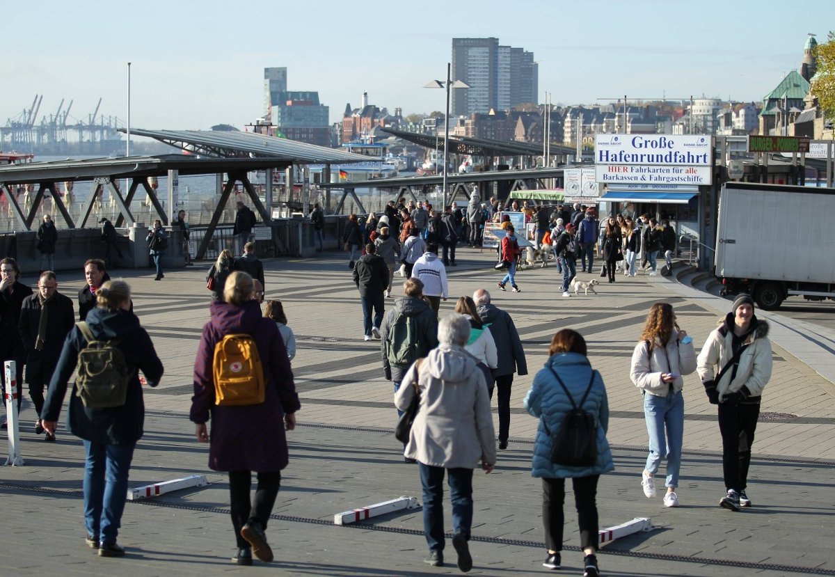 Hamburg Passanten Hafen.jpg